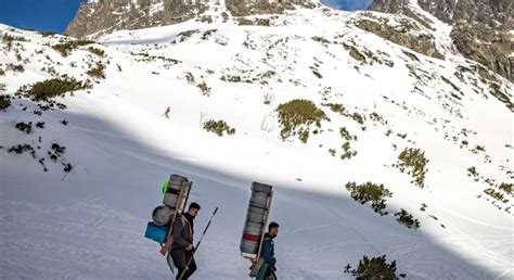 Tatranskí nosiči vynášajúci náklad