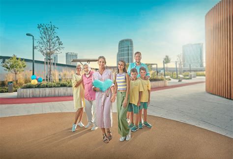 Ilustračná fotografia rodiny s mobilnými telefónmi