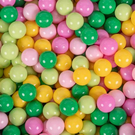 Ilustrácia dieťaťa s farebnými hračkami