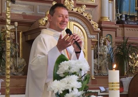 Kňaz v liturgickom odeve