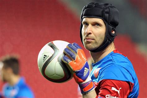 Petr Čech s ochrannou prilbou