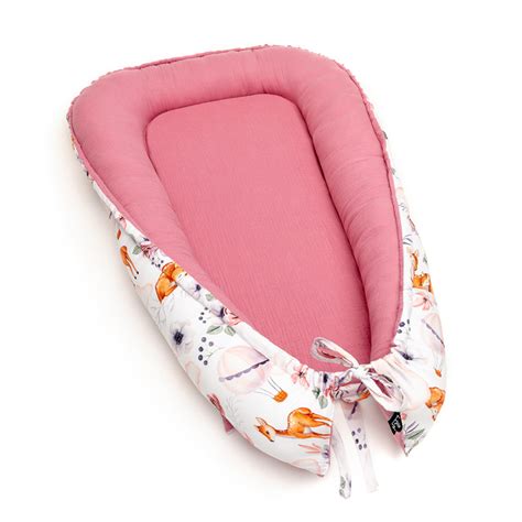 Ilustrácia bábätka v postieľke s mantinelom