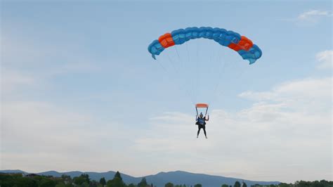 Fotografia paraglidistu s padákom