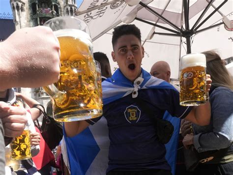 ľudia pijú pivo v krčme