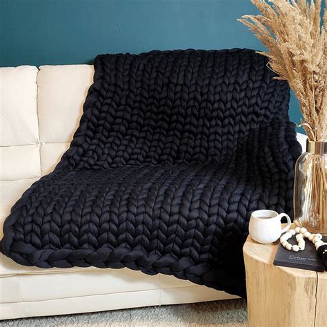 Hotová pletená deka v interiéri