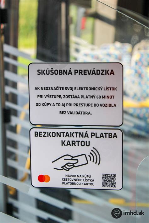 Ilustrácia dieťaťa s platobnou kartou