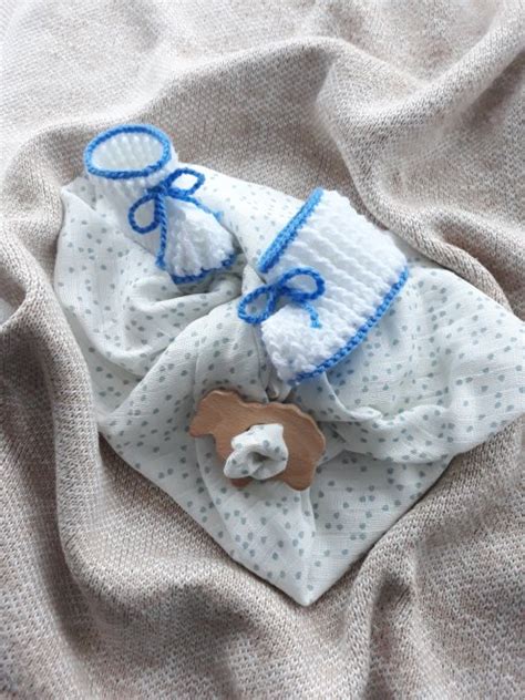 Ilustrácia rôznych párov háčkovaných a pletených papučiek pre bábätká