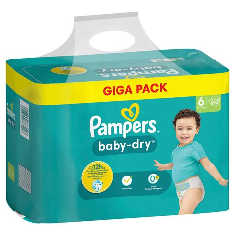 Dieťa hrajúce sa v plienke Pampers Active Baby Dry