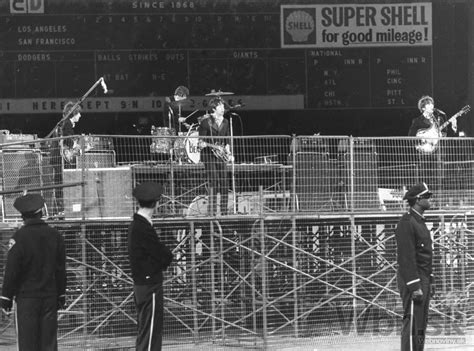 Beatles počas koncertu vo Švédsku