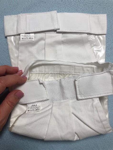 Detail zapínania plienky na suchý zips