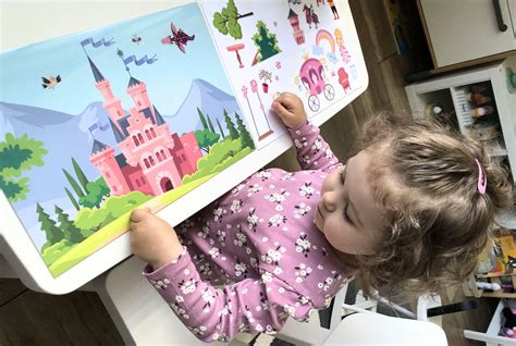 Ilustrácia detí učiacich sa s radosťou