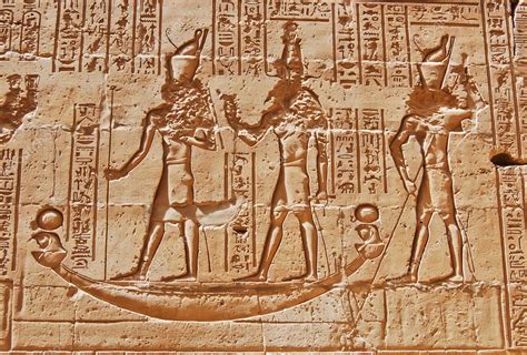 Staroveký egyptský reliéf zobrazujúci boha Hora ako sokola s korunou