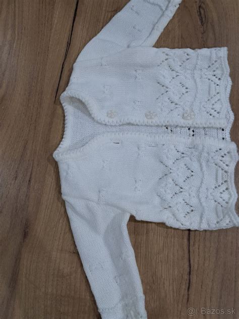 ukážka hotových pletených polodupačiek pre novorodenca