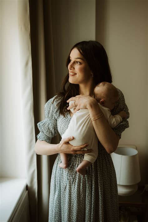 matka s novorodencom v náručí