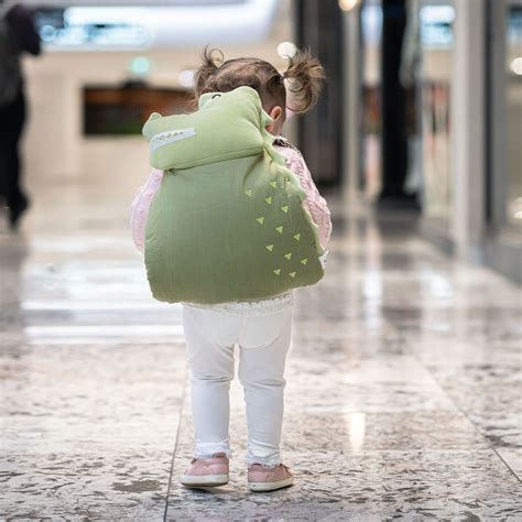 Detský batoh s krídlami netopiera, slúžiaci ako bezpečnostná pomôcka