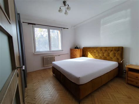 Žena rodí doma v príjemnom prostredí