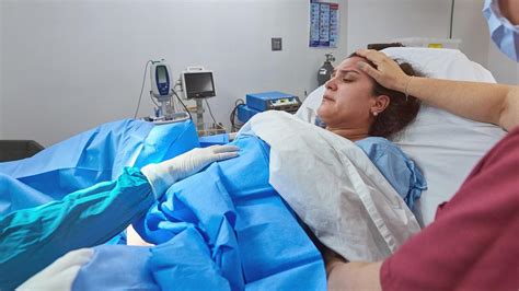 žena pri pôrode využíva pôrodnú loptu