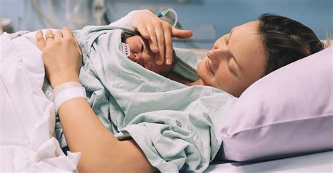 novorodenec na hrudi matky po pôrode