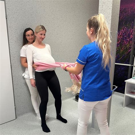 Žena využívajúca fit loptu počas prvej doby pôrodnej