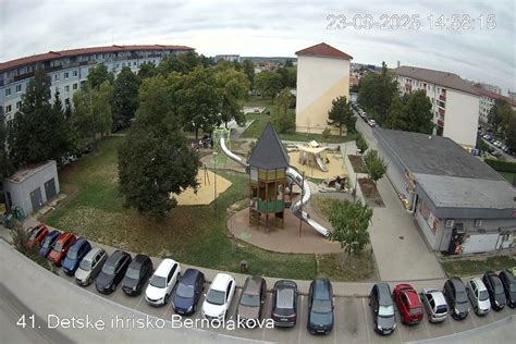 Deti na novom multifunkčnom ihrisku v Seni