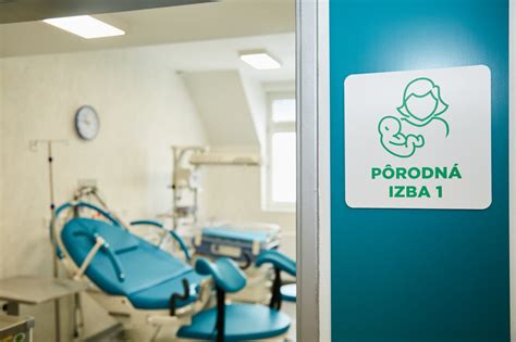 Pôrodná sála s pôrodnou posteľou a loptami