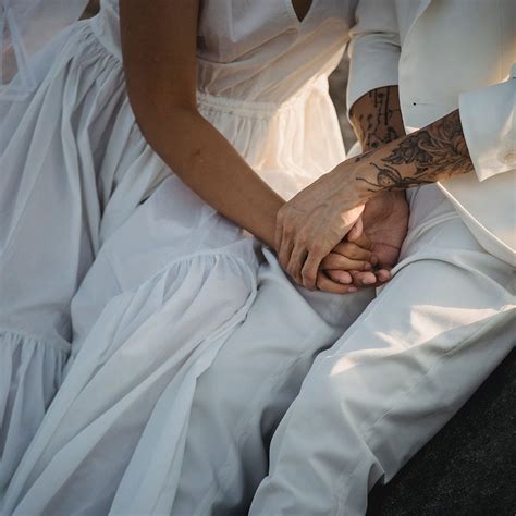 pár držiaci sa za ruky počas liečby neplodnosti