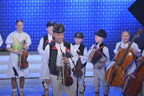 Miloš Bobáň s rodinou a Terchovským orchestrom