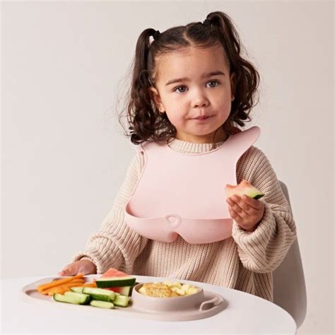 Obrázok dieťaťa, ktoré sa učí jesť samostatne pomocou finger foods