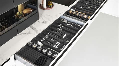 Detail zásuviek s plnovýsuvom