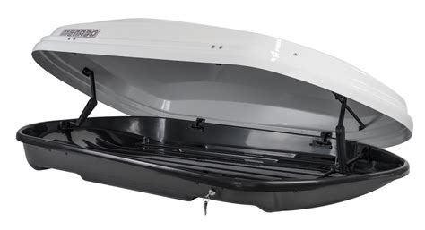 Strešný box na aute plný batožiny