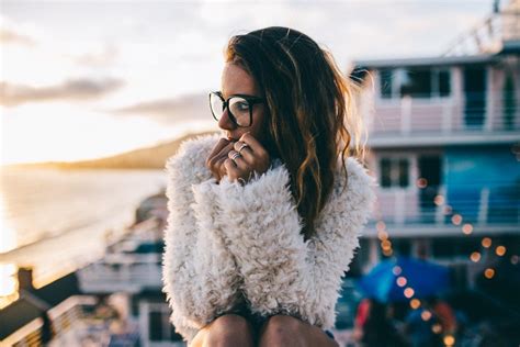 Ilustrácia dieťaťa, ktoré sa cíti osamelo