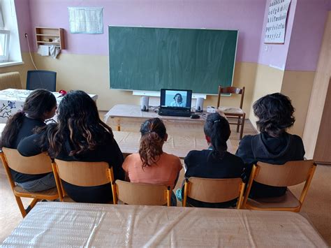 Obrázok znázorňujúci spoluprácu medzi deťmi pri školskom projekte