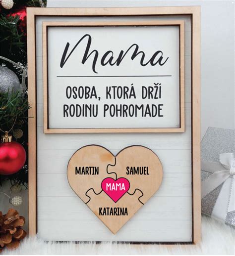Ilustrácia zobrazujúca rodinu, ktorá drží novorodeniatko