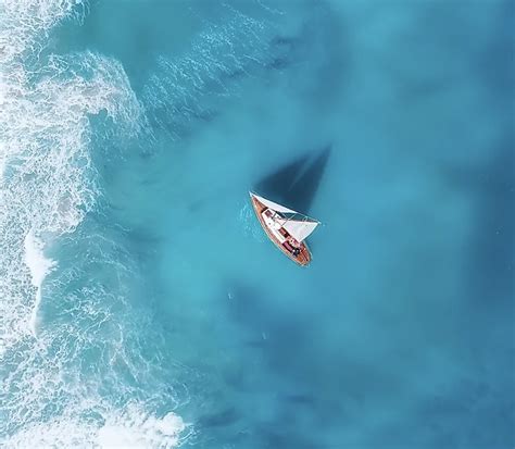 Obrázok rodiča, ktorý sa lúči s dieťaťom pred škôlkou s úsmevom