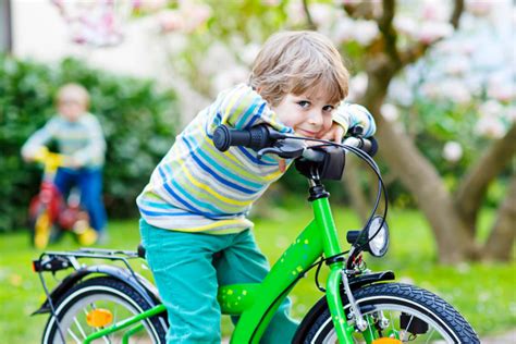 Ilustračná fotografia cyklovozíka pre jedno dieťa pripojeného k bicyklu