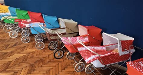 Ilustračná fotografia rôznych retro kočíkov