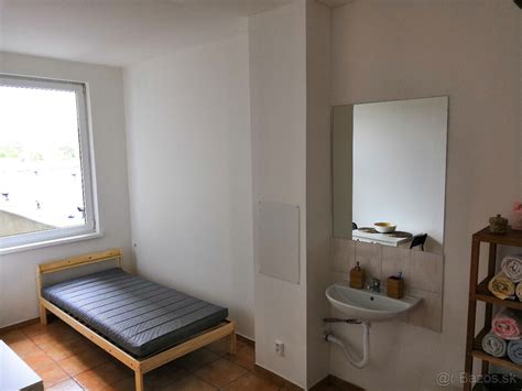 Ilustrácia znázorňujúca rodinu s dieťaťom