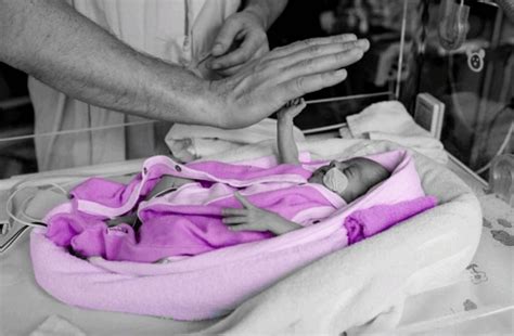 Ilustrácia matky a predčasne narodeného dieťaťa v inkubátore