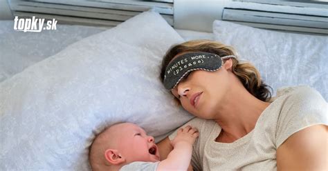 Mamička sledujúca svoje dieťa cez online kameru v jasliach