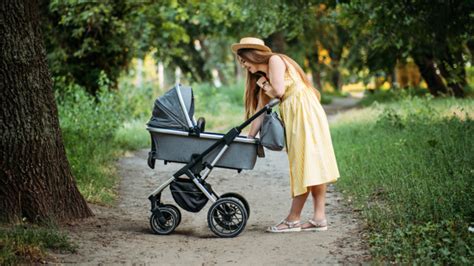 Ilustrácia moskytiéry na kočíku počas prechádzky v prírode