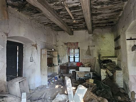 interiér zničeného domu po požiari