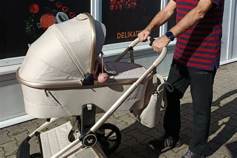 Rodičia s kočíkom a prídavným stupátkom