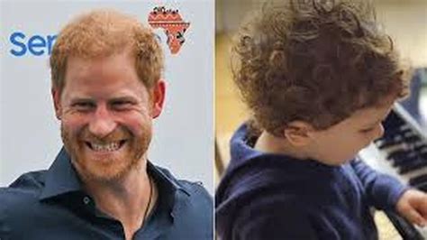 Princ Harry so synom Archiem na surfovanie