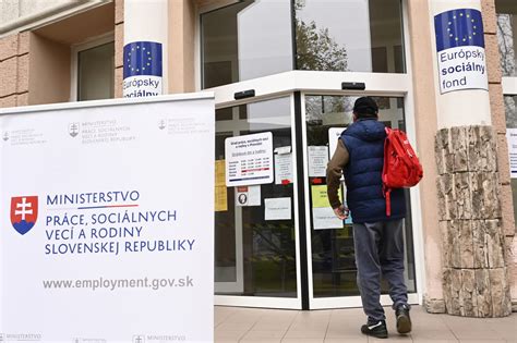 Infografika znázorňujúca podmienky nároku na príspevok
