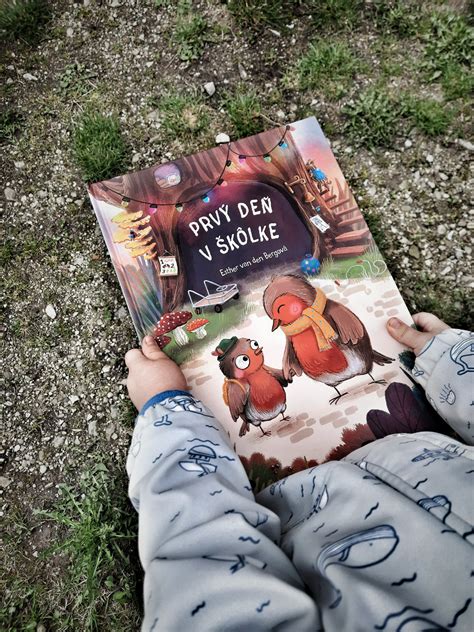 Široko otvorená kniha s farebnými ilustráciami.