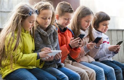 Deti používajúce mobilné telefóny a tablety