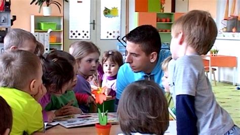 Učiteľ komunikuje s deťmi v triede