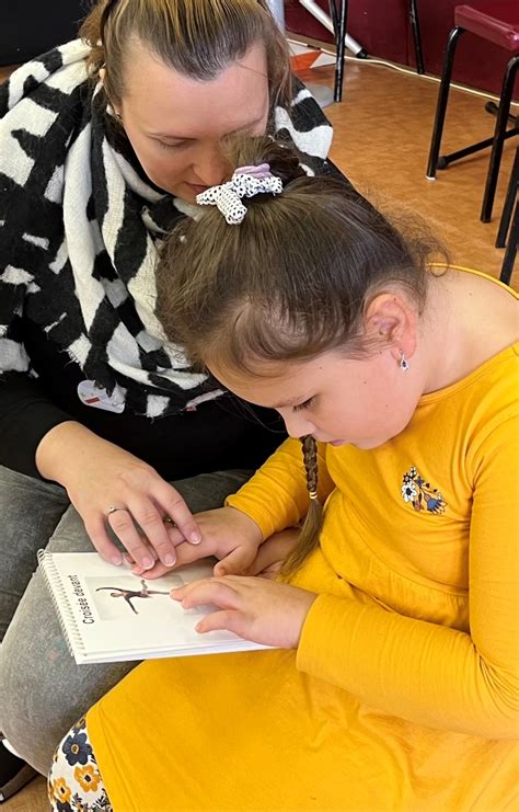 bábätko si prezerá čiernobielu knižku