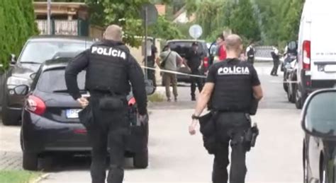 Ilustrácia tehotnej ženy a jej partnera, ktorí sa pripravujú na pôrod