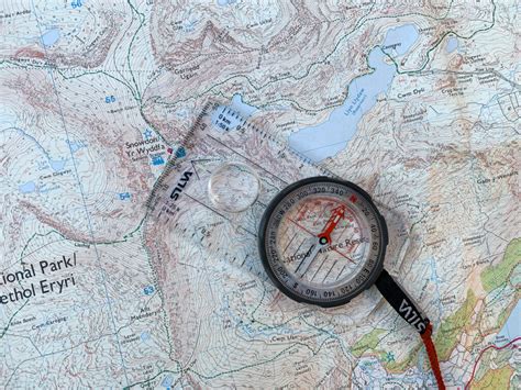 Študenti pracujúci s mapou a kompasom